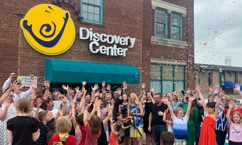 Science experiment at the discovery center in springfield mo