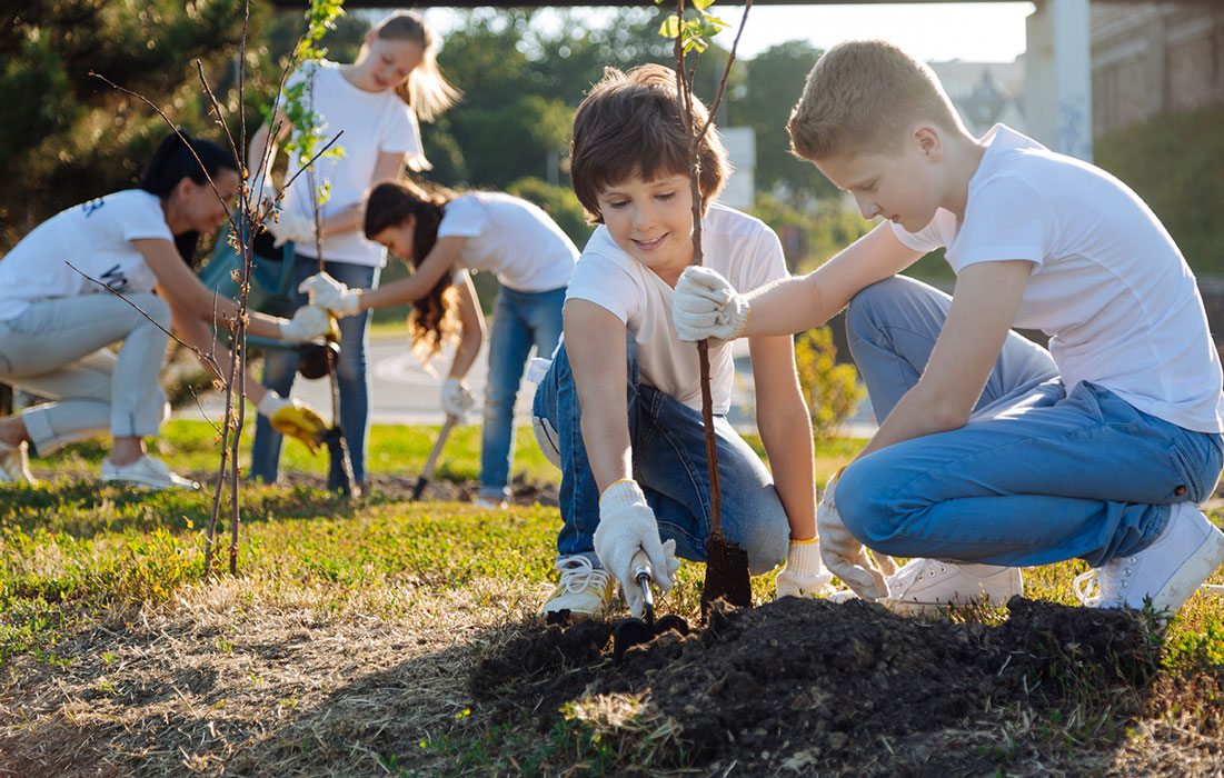 kids volunteering