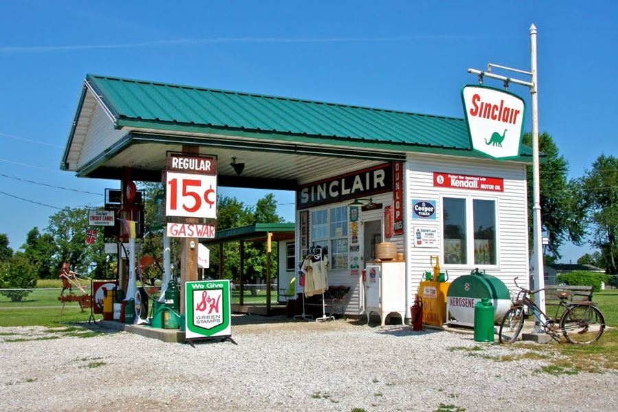 The replica of the historic Sinclair gas station in Missouri.