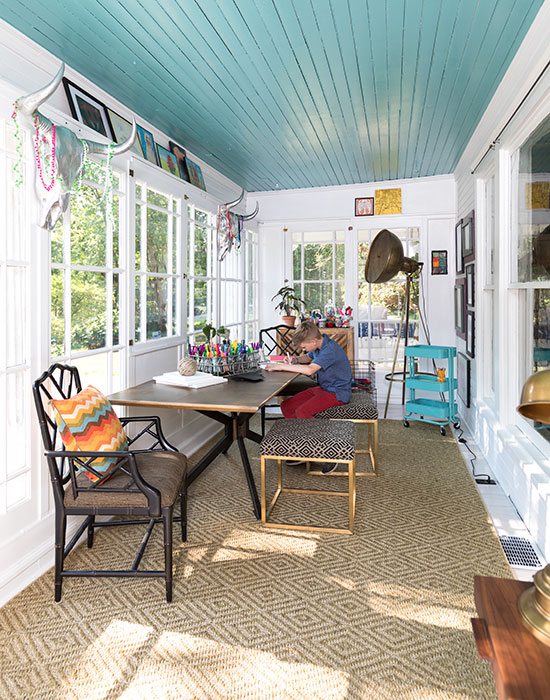 sunroom with blue ceiling