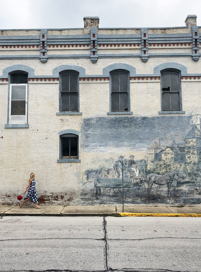 Heather Kane in front of a mural in Carthage, MO.