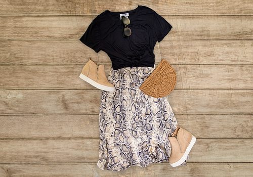 Maxi skirt outfit idea