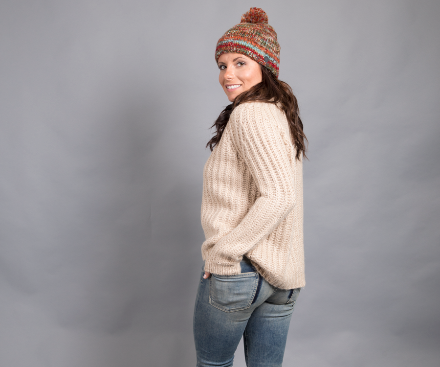 Oatmeal knit sweater paired with vintage wash skinny jeans. Beanie give a pop of color.