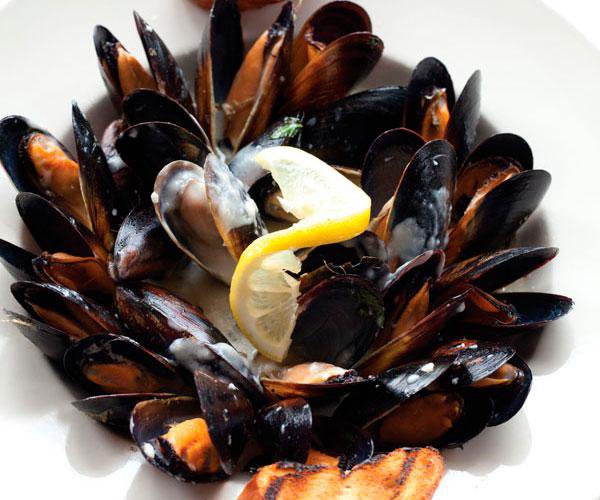 Steamed mussels with cream and lemon