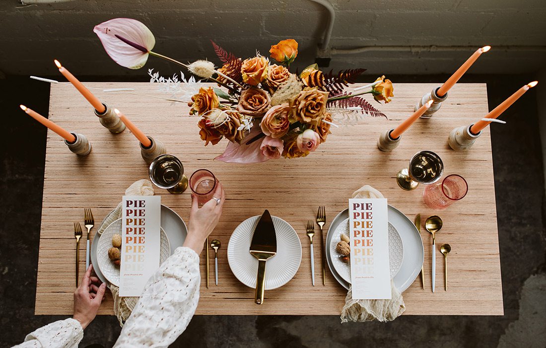 Wedding decor focused on the natural colors of pies