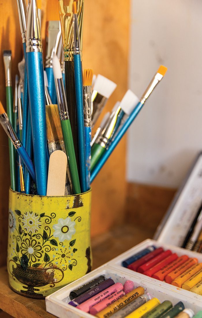 Rosie Winstead's art supplies and brushes