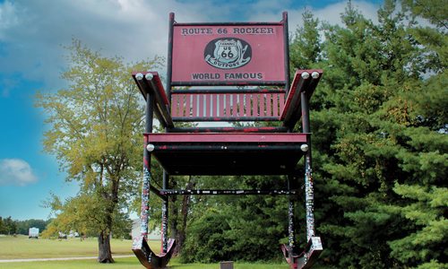 Giant chair on Route 66.