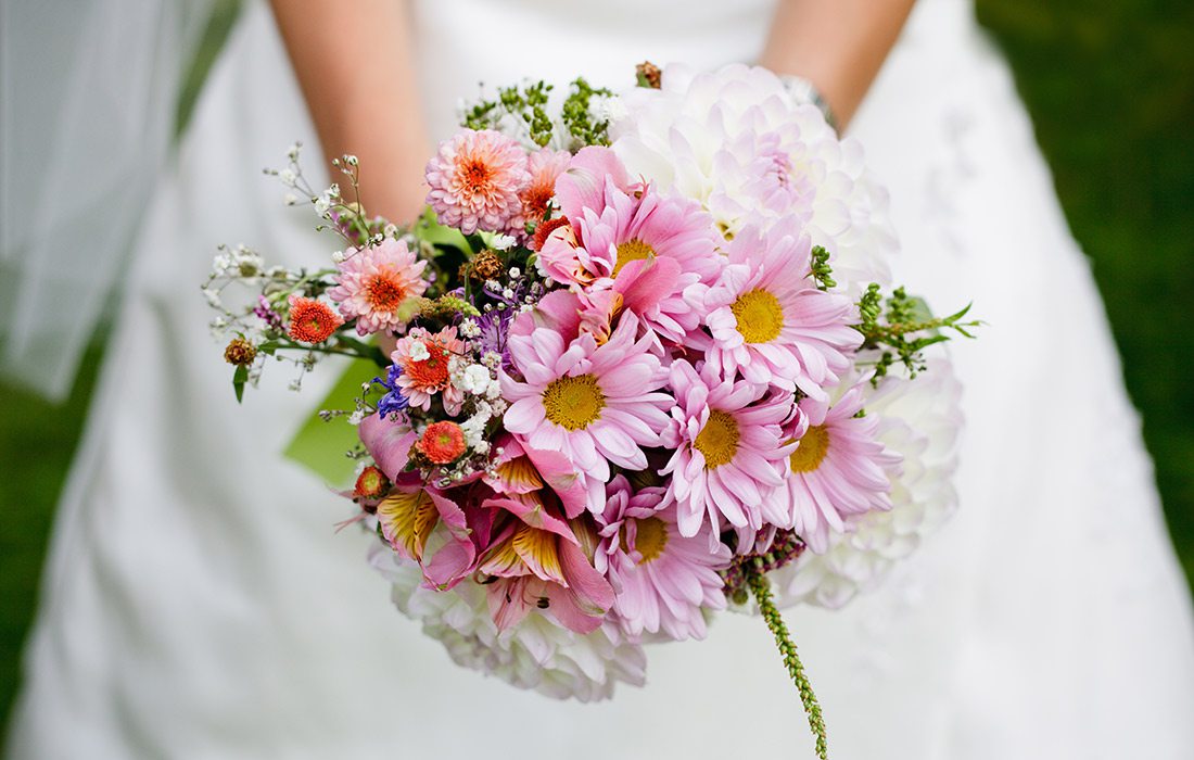 Seasonal White Roses for a Spring Wedding