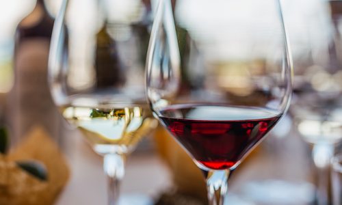 White and red wine in glasses.
